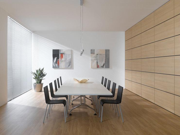 Impression eines Konferenzraumes im Hotel Impression eines Konferenzraumes im Hotel mit Einbauschrank aus Massivholz und weißem Konferenztisch