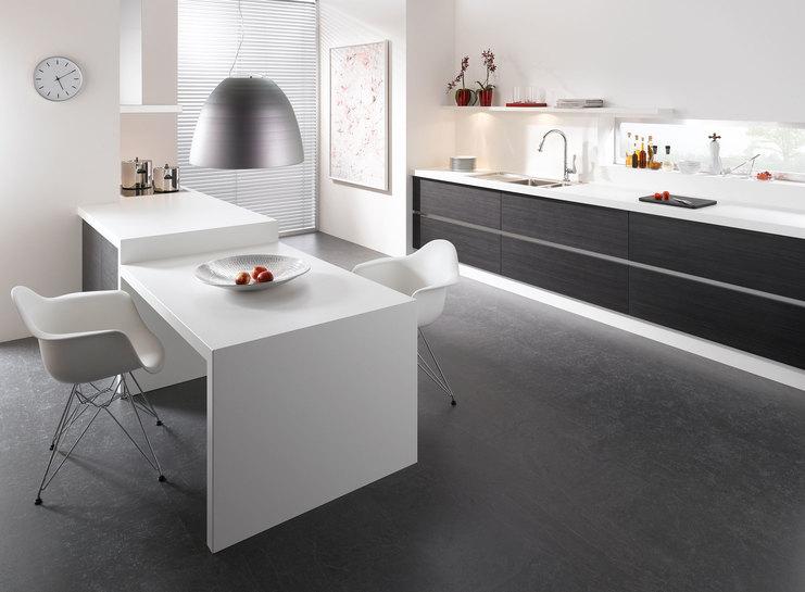 Impression einer Küchengestaltung mit Essplatz für Zwei Impression einer einzeiligen Küchengestaltung in schwarz-weiß mit Esstisch für Zwei