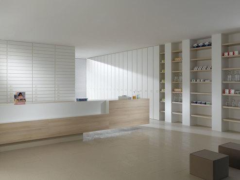 Impressionen einer Apothekeneinrichtung Impressionen einer Apothekeneinrichtung mit hellen Holzmöbeln und geräumigem Regalsystem, sowie aufgeräumten Empfang.