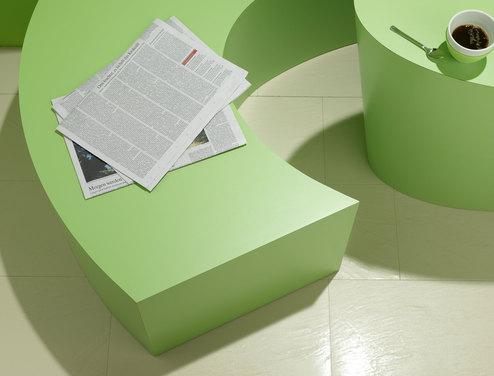 Detailaufnahme einer grünen Sitzbank Detailaufnahme einer grünen Sitzbank mit Papierdokumenten und Tischausschnitt mit Kaffeetasse