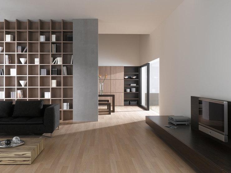 Offene Wohnraumimpression mit Einbauregal in Trennwand Offene Wohnraumimpression mit Einbauregal für Bücher und Dekoration in Trennwand mit hellem Holzboden